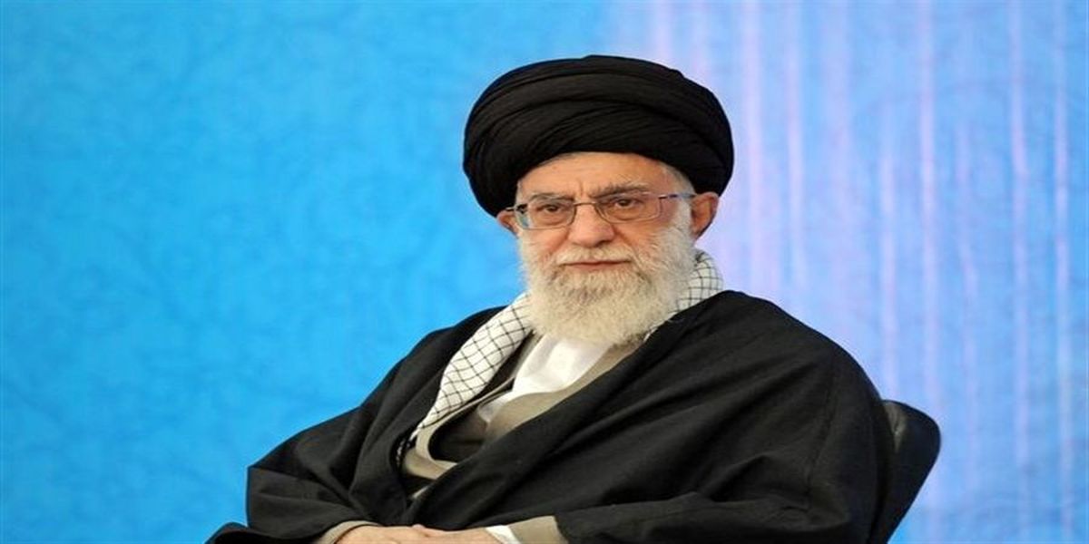 تصویری دیده نشده از لباس نظامی و اسلحه ی شخصی رهبر انقلاب در دوران دفاع مقدس