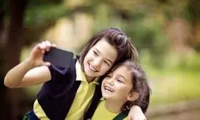 چه طور در سلفی ها زیباتر به نظر بیاییم؟