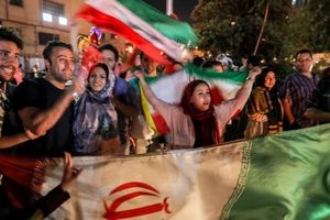 تماشای دیدار ایران - سوریه برای بانوان آزاد شده است+عکس