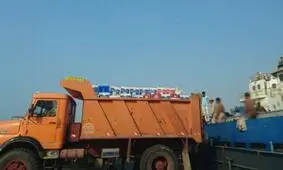 کشف محموله بزرگ مشروبات الکلی از یک فروند لنج در شهرستان بندرلنگه/ ۵ خدمه لنج دستگیر شدند