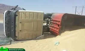 واژگونی تریلی حامل گندم در محور اصفهان-شهرکرد