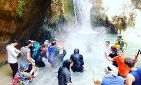 تب داغ «تابستان پارتی» همراه با رقص، پایکوبی، شیرجه و شنای اجباری در رودخانه!