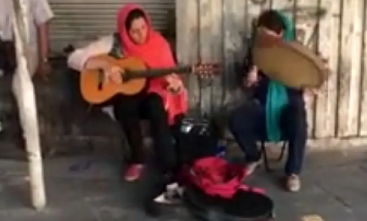 نوازندگی دو دختر در خیابان