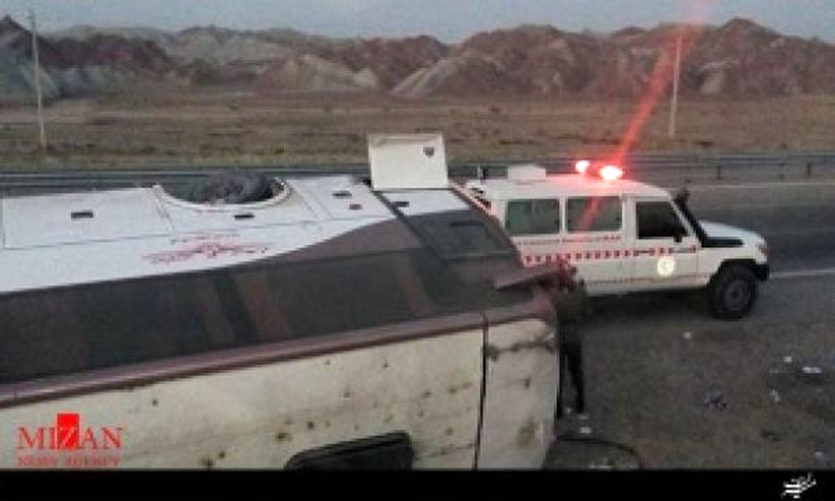 واژگونی اتوبوس در اتوبان زنجان به قزوین تاکنون ۱۲ مجروح برجای گذاشت