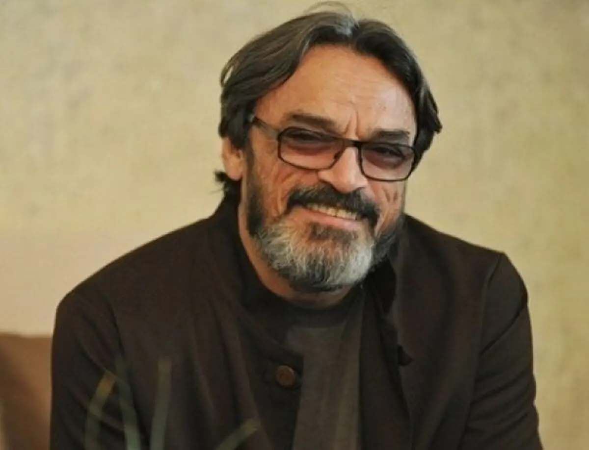 حسین علیزاده: نمی‌دانم برخی چطور تن می‌دهند در جایی صحبت کنند که حتی اجازه نشان دادن سازش را ندارد