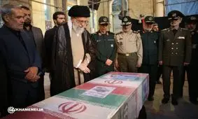 رهبرانقلاب در کنار پیکر مطهر شهید حججی حضور يافتند
