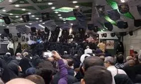 فیلم/هم خوانی مردم در ایستگاه مترو امام حسین(ع)