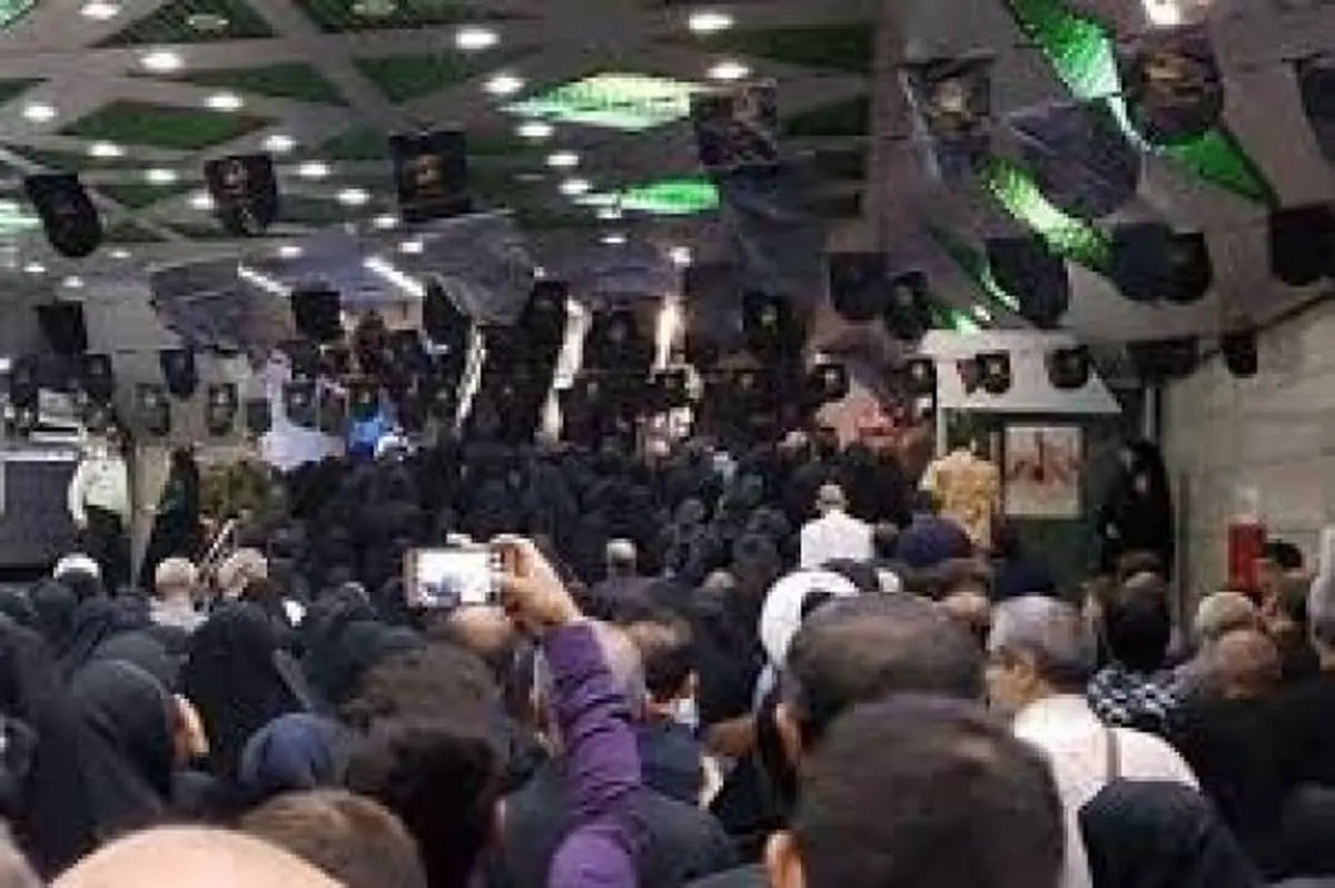 فیلم/هم خوانی مردم در ایستگاه مترو امام حسین(ع)