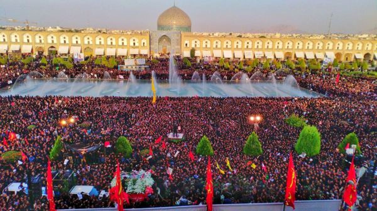 پیکر شهید حججی وارد میدان نقش جهان شد