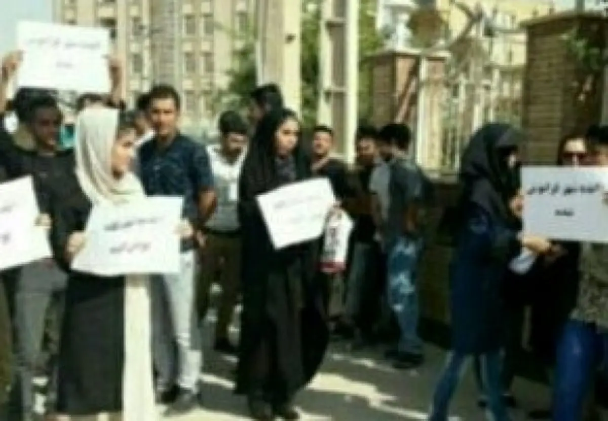 تجمع مردم ایذه مقابل فرمانداری در اعتراض به تبعید قاتل بنیتا به این شهرستان/ عکس