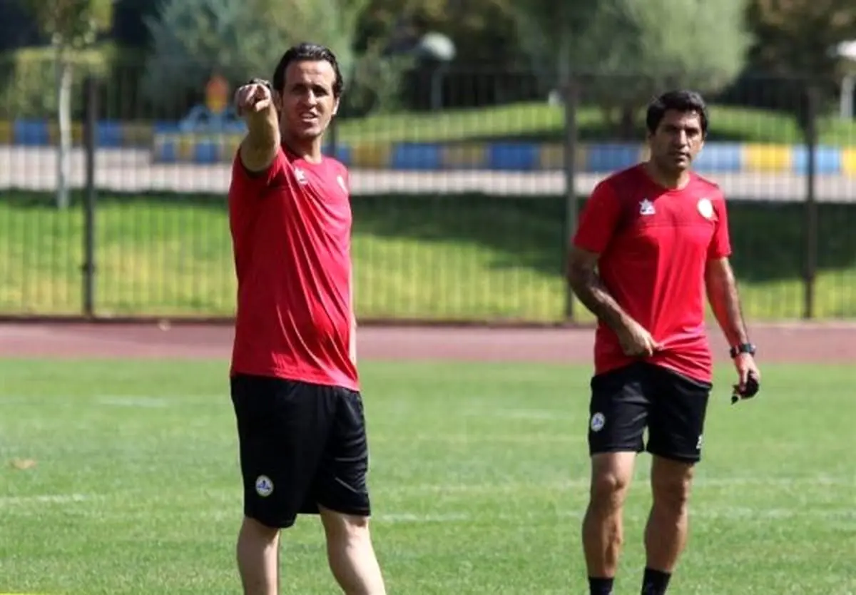 تصویری از حضور علی کریمی در تمرین نفت پس از اخراج