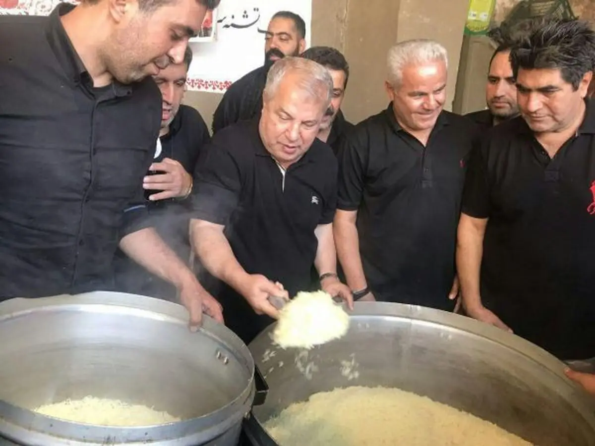 علی پروین پای دیگ نذری+عکس