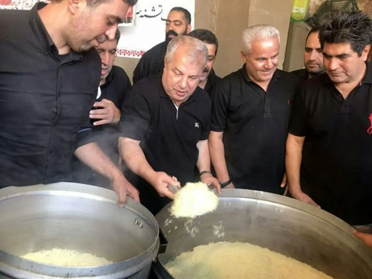 علی پروین پای دیگ نذری+عکس