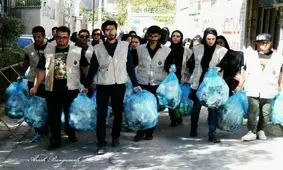 فرهنگ سازی جوانان اراکی برای جمع آوری ظروف یکبار مصرف در مراسم عزاداری