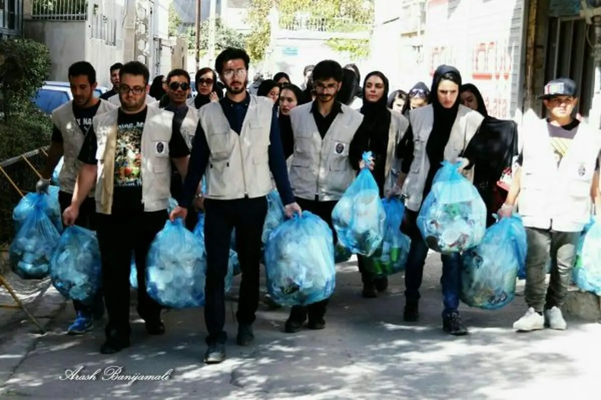 فرهنگ سازی جوانان اراکی برای جمع آوری ظروف یکبار مصرف در مراسم عزاداری