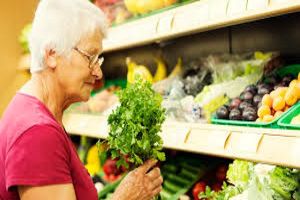 خرید و باغبانی به سلامتی سالمندان بالای ۶۵ سال کمک می‌کند