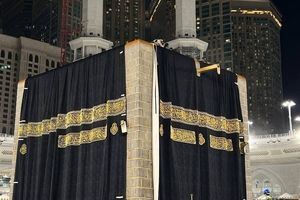 پرده جدید خانه خدا نصب شد/ ویدئو