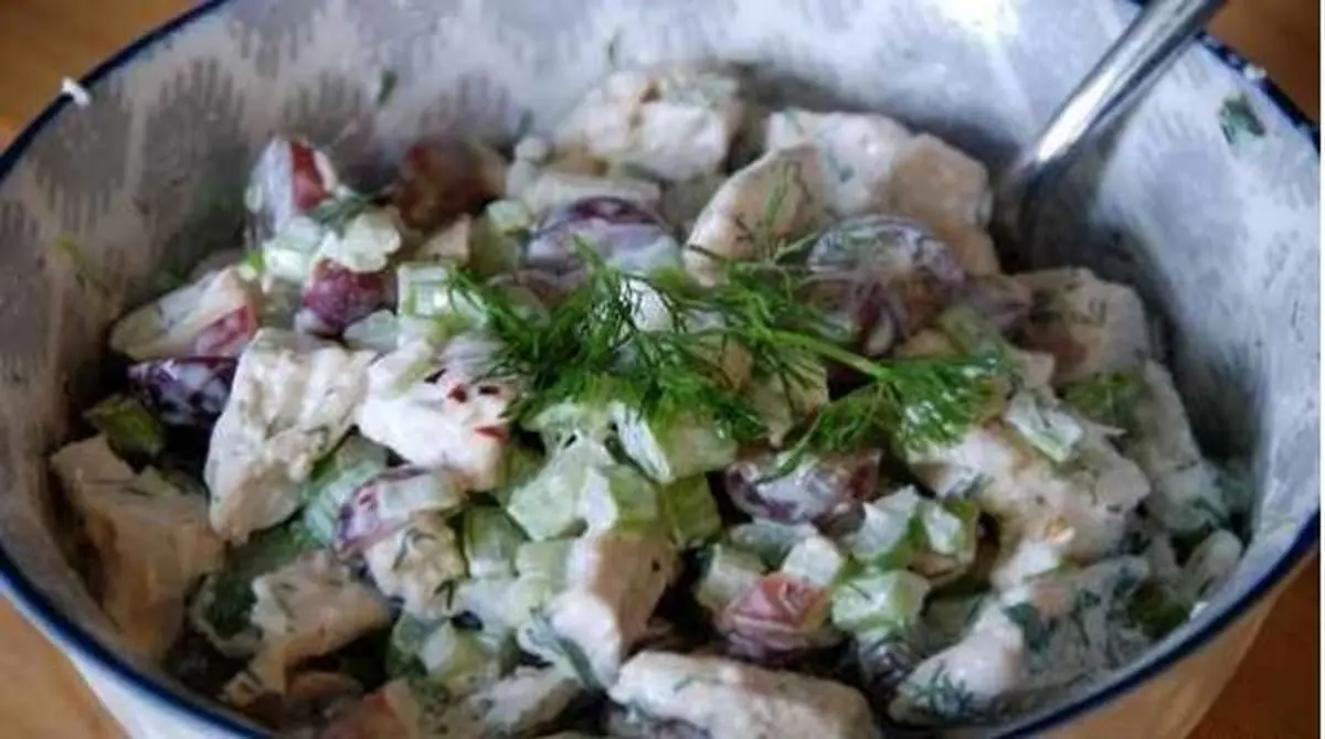 طرز تهیه سالاد مرغ با انگور