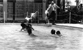 اسیدپاشی یک مدیر هتل بر روی سیاهپوستان حاضر در استخر + عکس