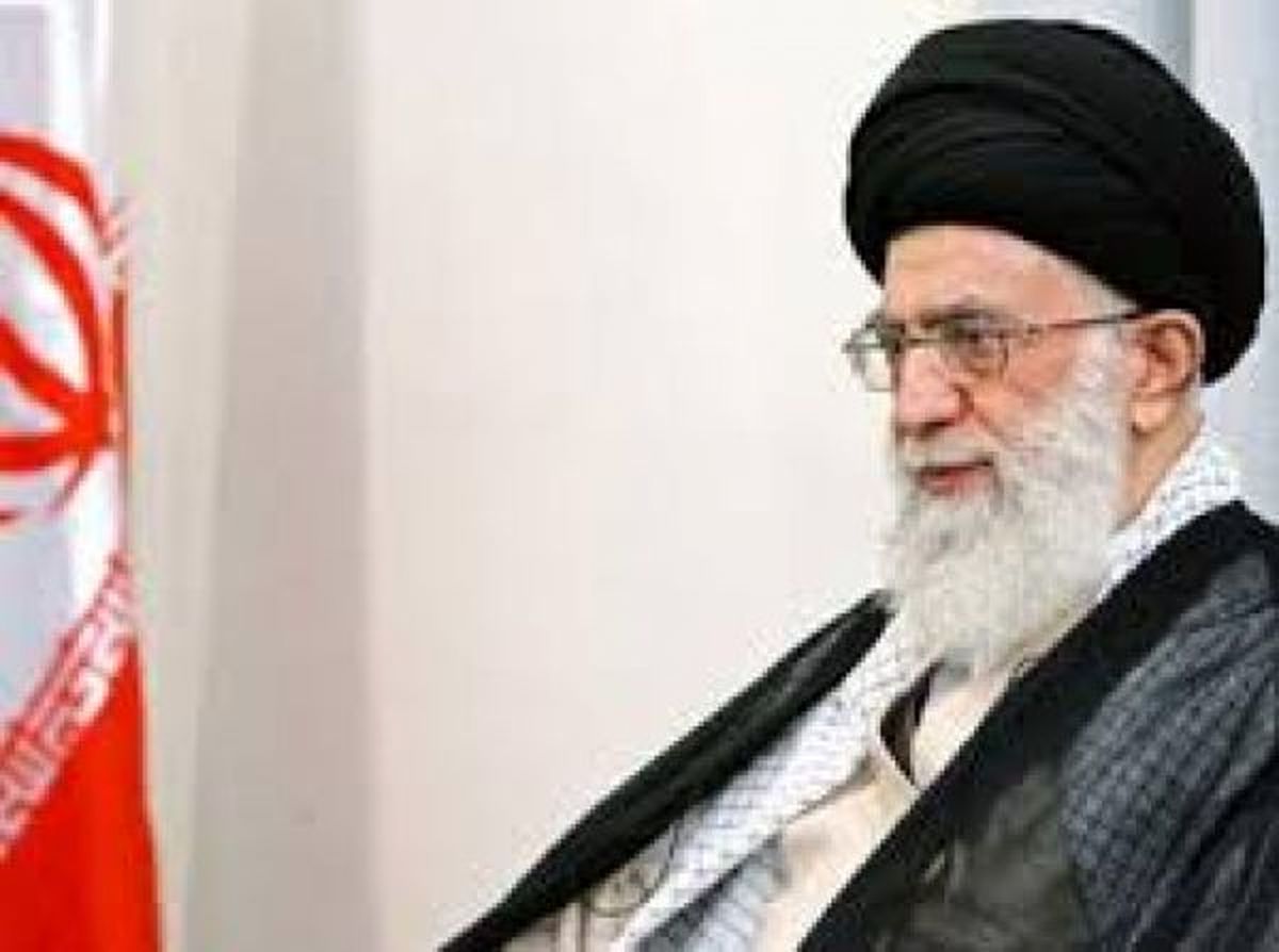مقام معظم رهبری: عجله نکنید و فریب لبخند آنها را نخورید