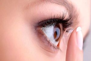 احتمال آسیب بینایی در اثر استفاده از لنز چشمی در آرایشگاه ها