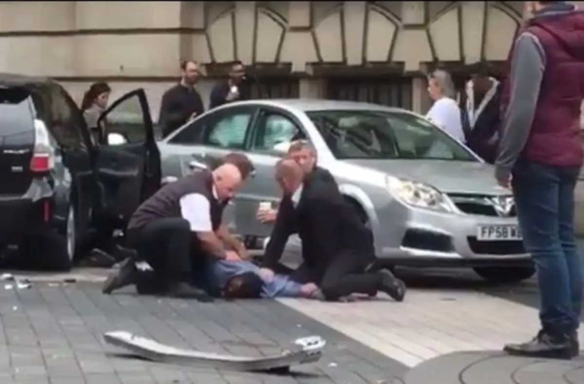 حمله یک خودرو به عابران پیاده در لندن