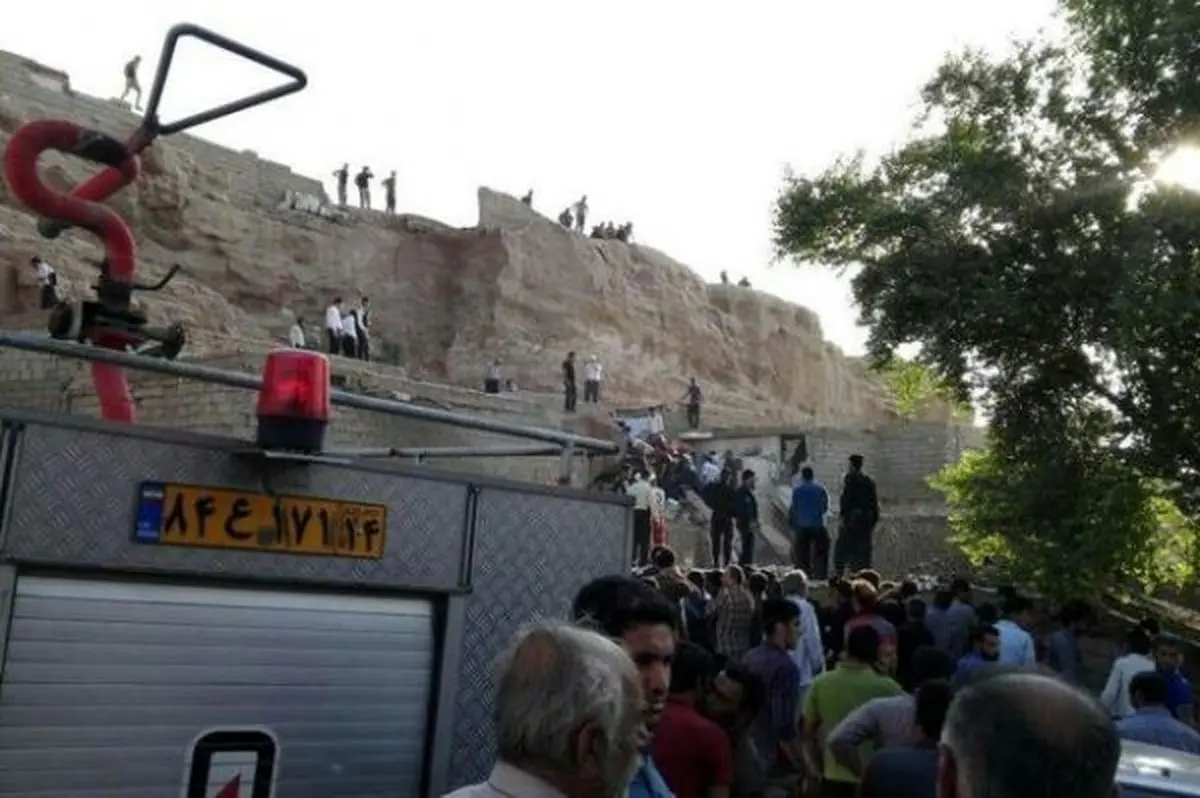 ریزش کوه در منطقه مسکونی 2 کشته برجای گذاشت