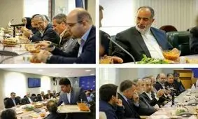 تصویری از آبگوشت خوردن مشاوران و معاونان رییس جمهور
