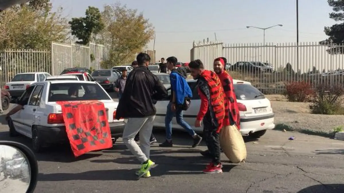 درگیری هواداران پرسپولیس و استقلال پیش از شروع دربی