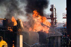 آتش سوزی در پالایشگاه نفت تهران/۱۰ نفر کشته و زخمی شدند
