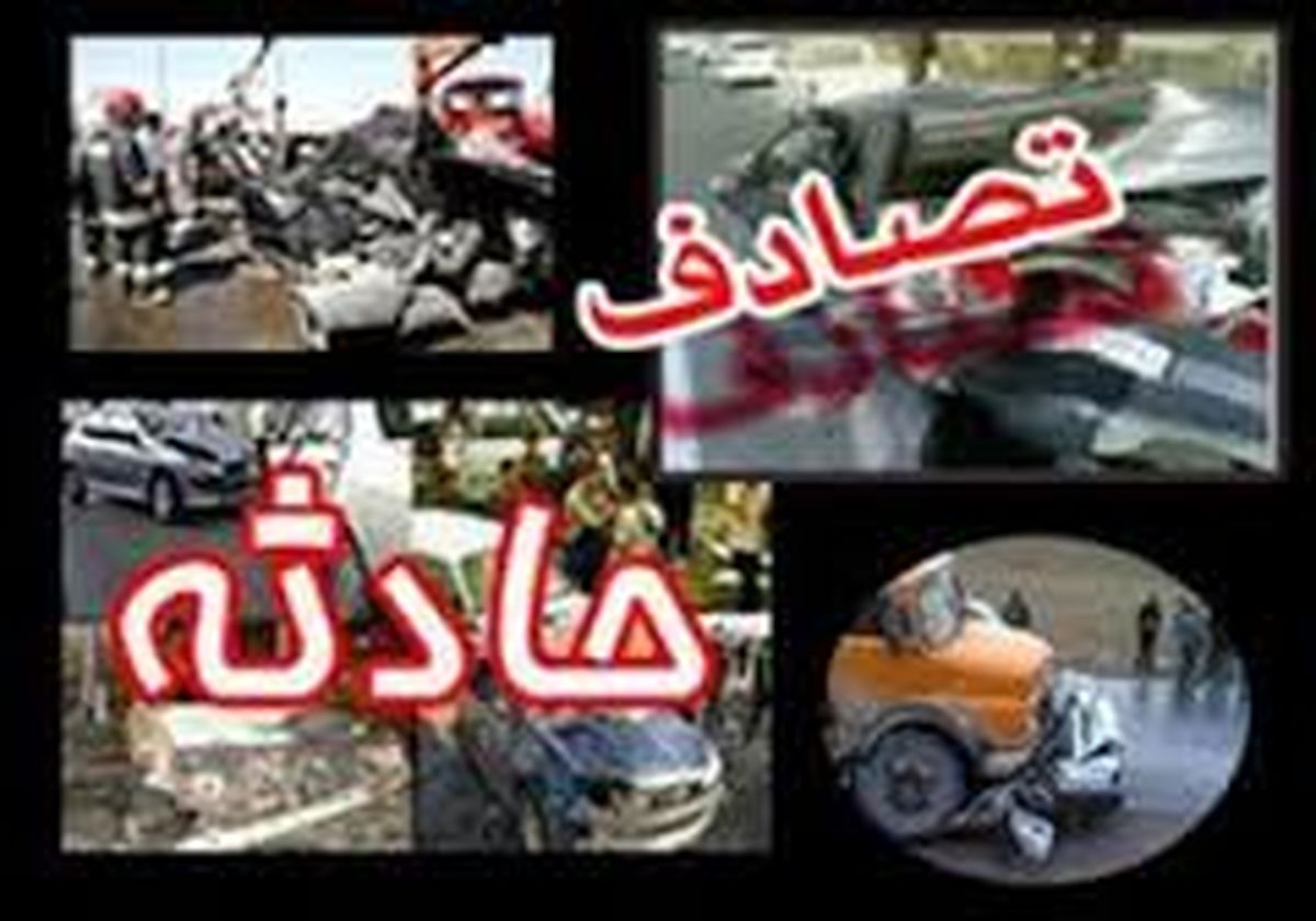 تصادف شدید خودرو با پل عابر پیاده