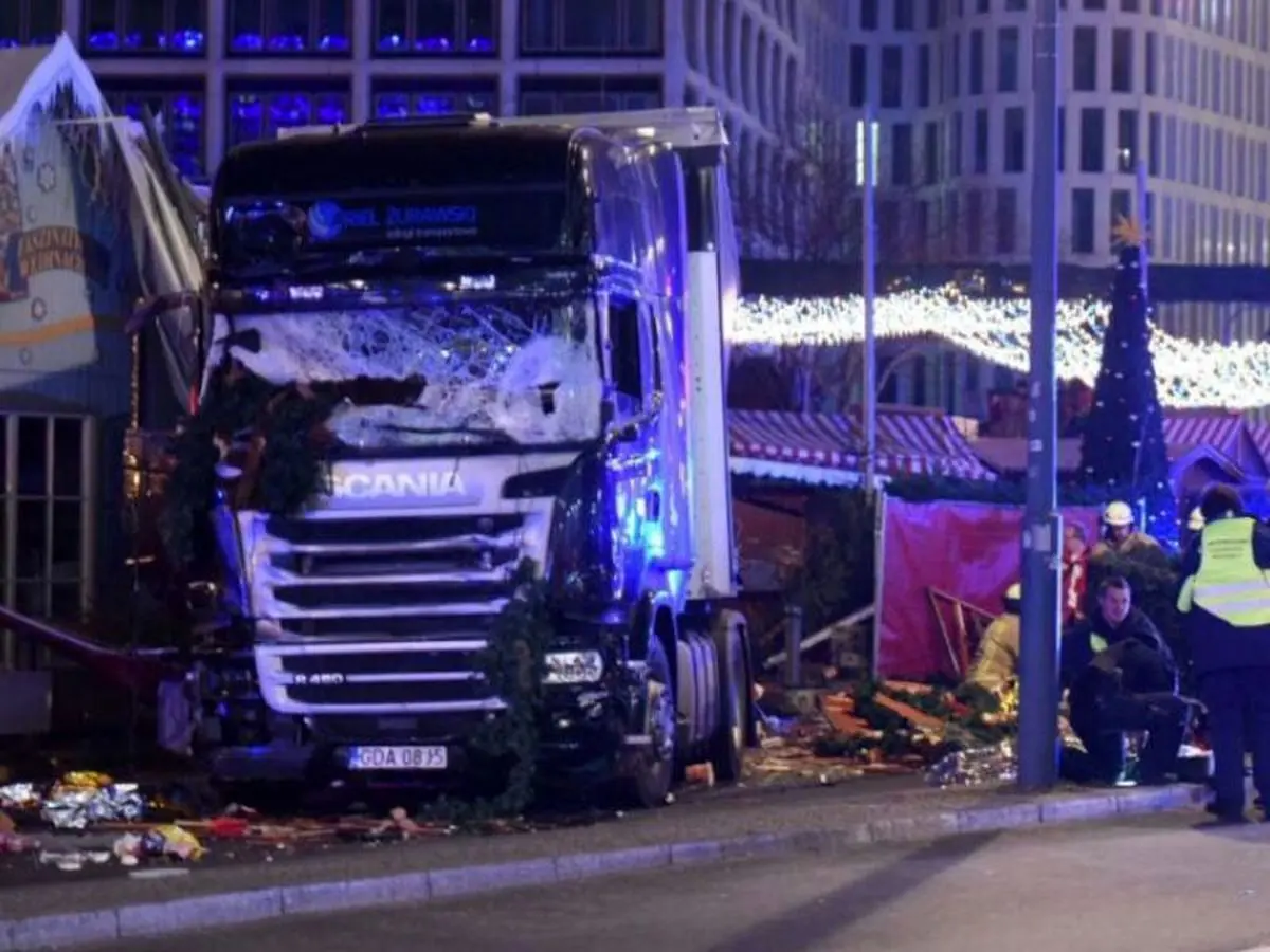 یک کامیون مردم را در بازار کریسمس برلین زیر گرفت