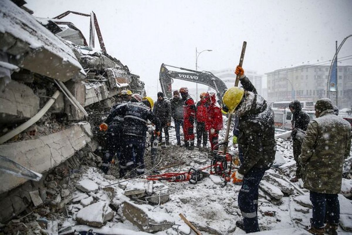 زلزله‌ در ترکیه و سوریه؛ افزایش فوتی‌ها به بیش از ۹۶۰۰ تن/ خطر سرمازدگی در کمین زیرآوارماندگان