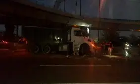 برخورد شدید کامیون با گاردریل‌های میانی بزرگراه بابایی