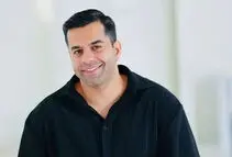 گشت و گذار رضا بهرام با خانواده اش در پارک