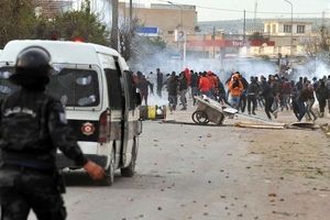 ادامه اعتراضات در تونس و درگیری‌ با نیروهای امنیتی


