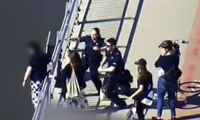 لحظه نجات از خودکشی زن جوان در آخرین لحظه/ ویدئو