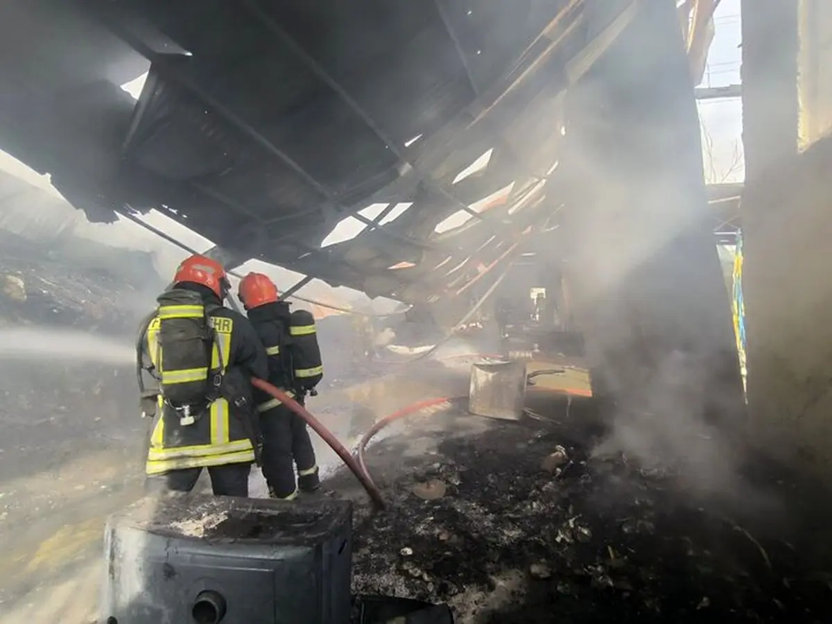 نجات ۱۰ شهروند مشهدی از مجاورت آتش‌سوزی انبار ضایعات

