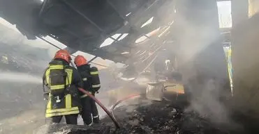 نجات ۱۰ شهروند مشهدی از مجاورت آتش‌سوزی انبار ضایعات

