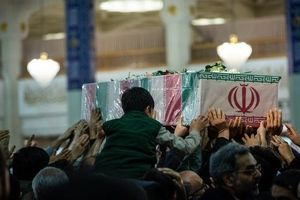 ورود پیکر مطهر ۷ شهید حمله اسرائیل، به حرم حضرت معصومه(س)/ ویدئو