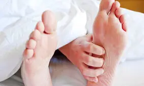 داغی کف پا در شب؛ نشانه ای از اختلال عصبی یا متابولیک