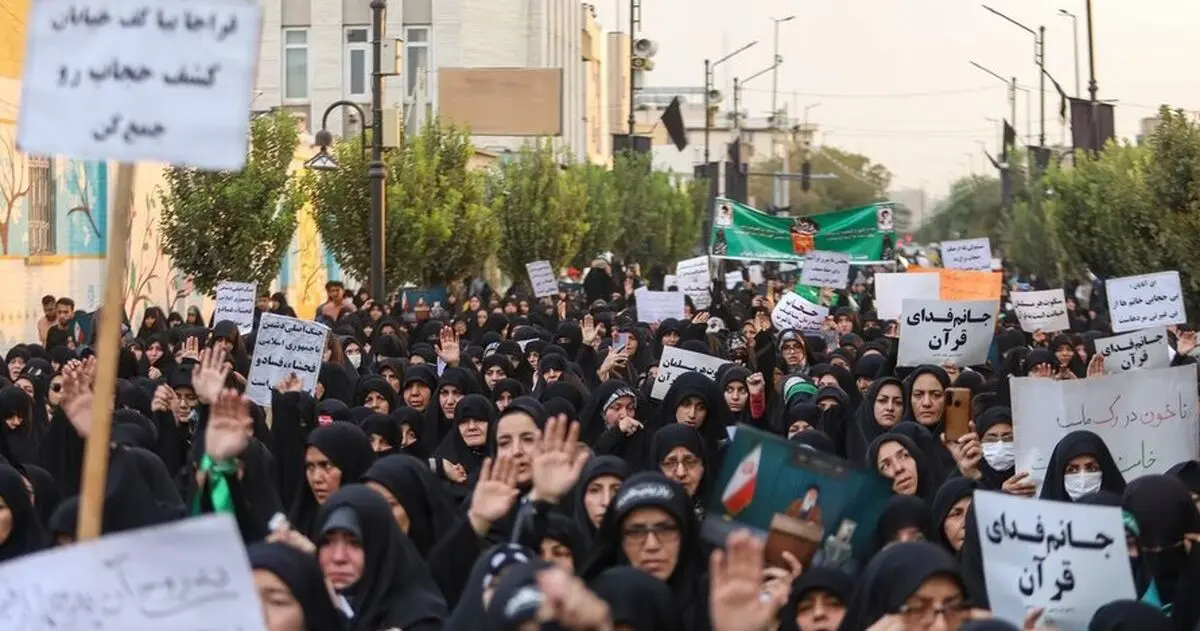  راهپیمایی زنان کفن پوش در قم در حمایت از حجاب و محکومیت اهانت به قرآن/ عکس

