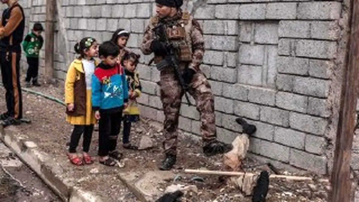 عکسی وحشتناک از جسد یک داعشی در موصل/ این جسد جاذبه ای هولناک برای کودکان عراقی شد (16+)