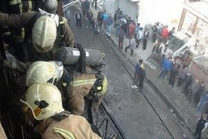 آتش‌سوزی در برج ۱۵ طبقه تجاری در تهران/ ۶ زن از مرگ نجات یافتند