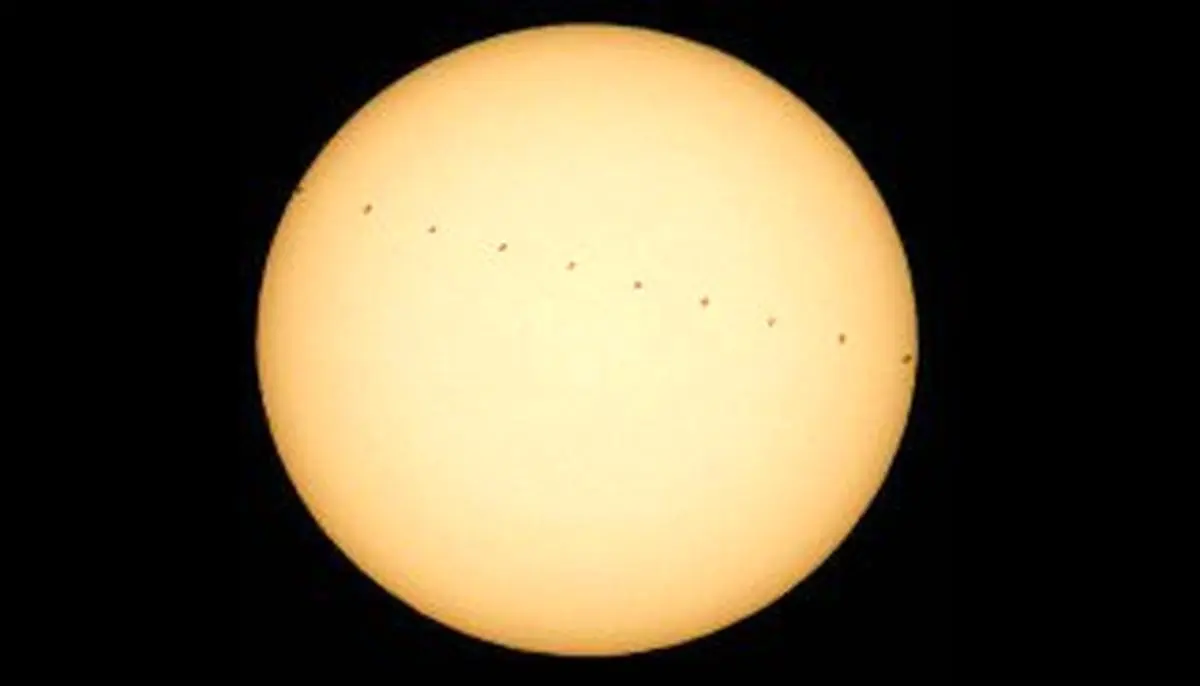 عبور ایستگاه فضایی بین‌المللی از مقابل خورشید