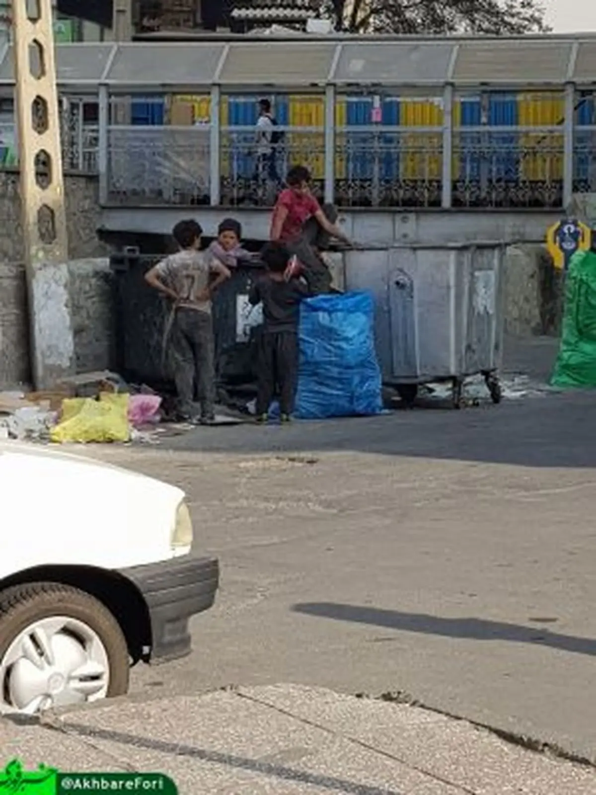 جای این بچه ها در مدرسه است نه سطل آشغال