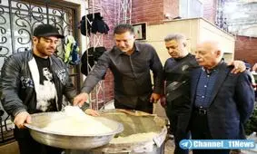 تصویری از علی دایی و محمدرضا گلزار پای دیگ نذری