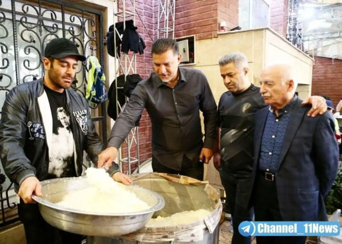 تصویری از علی دایی و محمدرضا گلزار پای دیگ نذری
