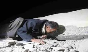 تصویری تلخ از مرد عراقی که زیر آوار به دنبال خانواده‌اش می‌گردد