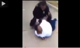 پلیس آمریکایی از خجالت مادر سیاه پوست درآمد +ویدیو